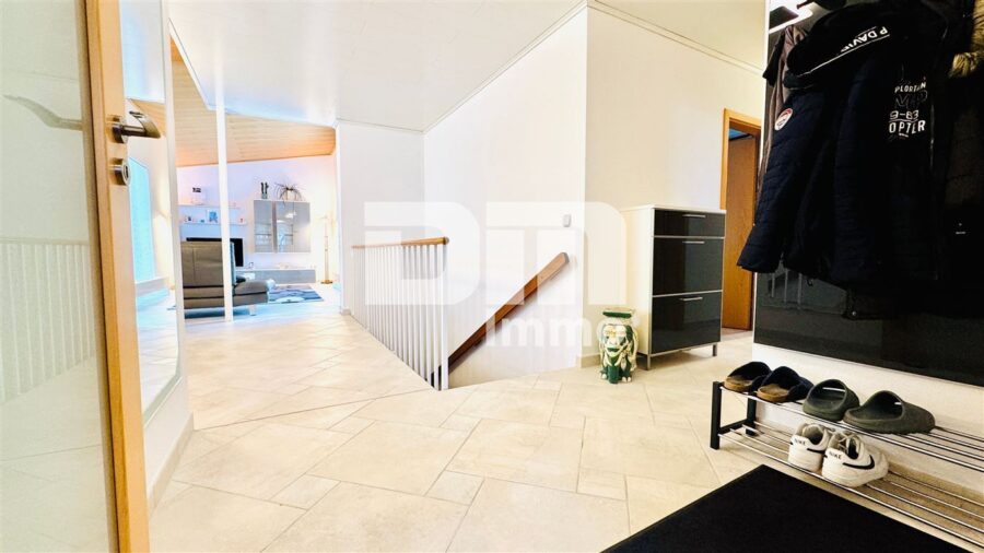 (R)eserviert! Altengerechter gepflegter Bungalow mit Gartenbereich, Terrasse, Garage - Offener Flur / Dielenbereich